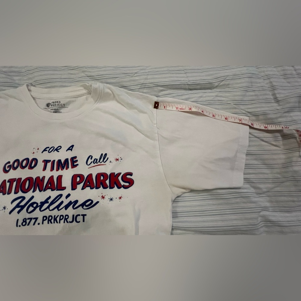 White Tshirt - unisex - vintage national park design in red & blue - Picture 3 of 8
